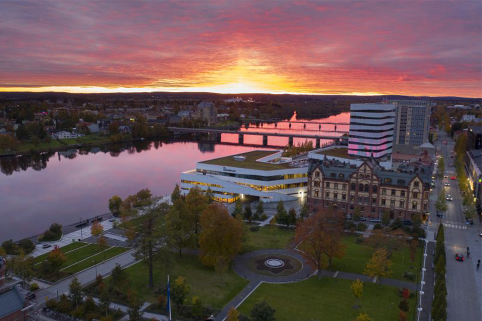 solnedgång över Umeå och älven.